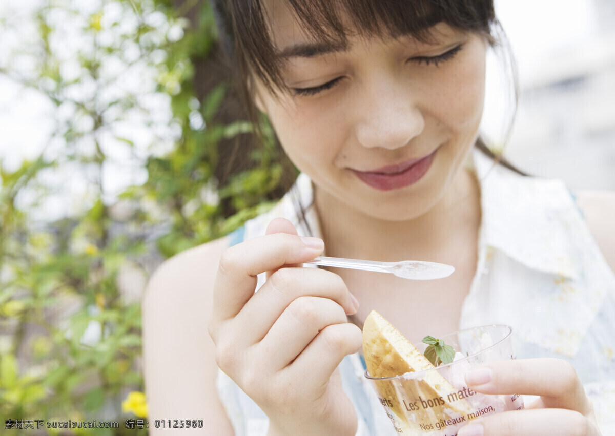 吃 冰激凌 美女图片 人物摄影 人物 美女 女性 少女 漂亮 迷人 女性女人 人物图库 生活照 漂亮女孩 杯子 享受生活 端 吃冰激凌美女 享受美味 人物图片