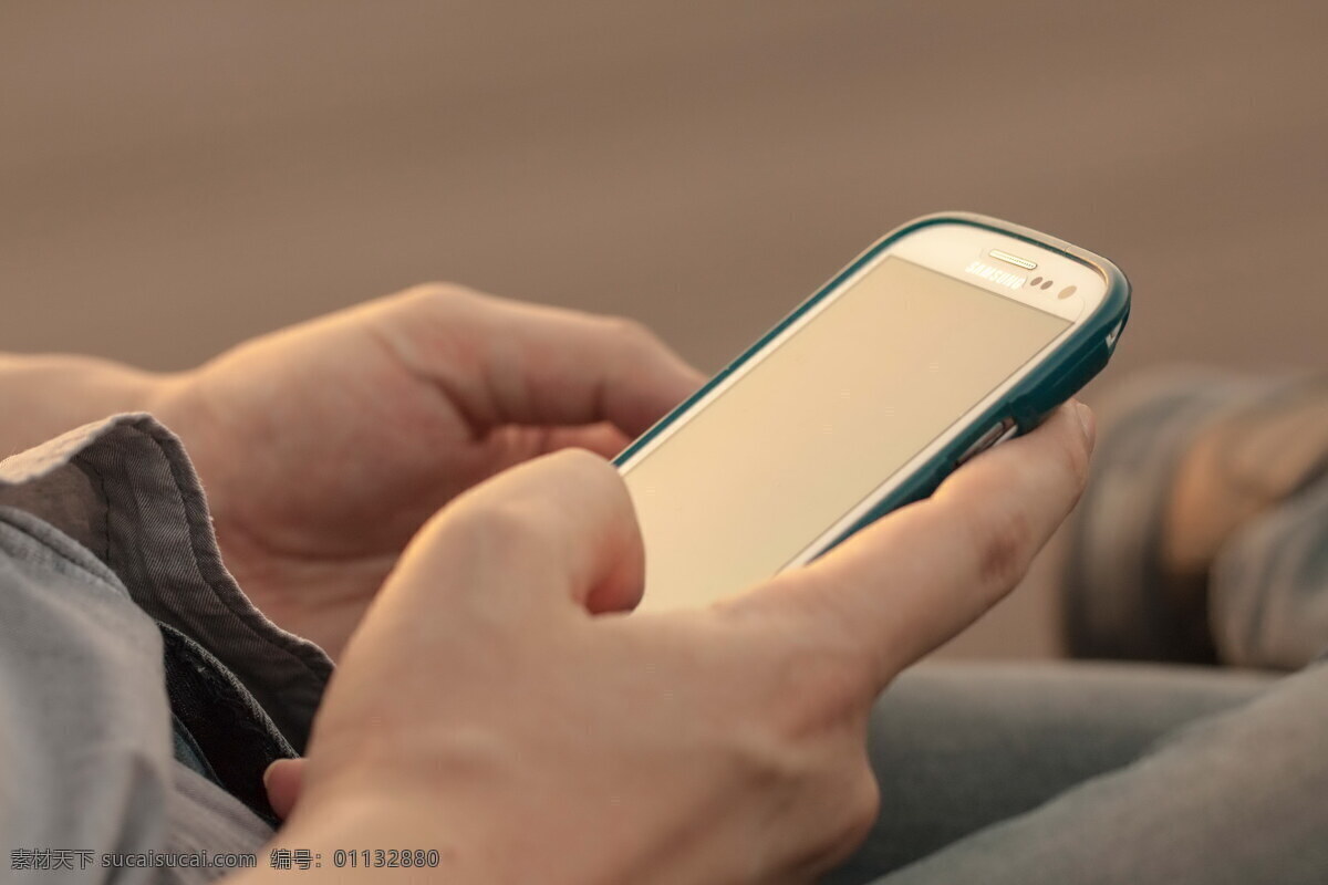 玩手机 手机 智能手机 触屏手机 手机屏幕 手指