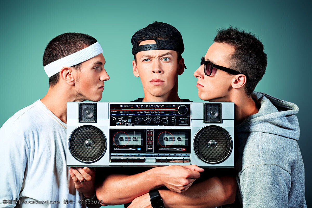 抱 录音机 三个 男士 抱着 音乐 嘻哈 风格 影音娱乐 生活百科
