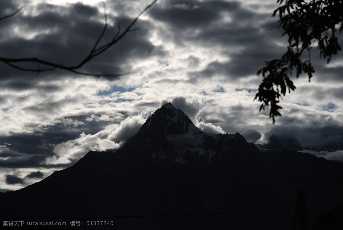 阴天 雪山 天空 阴霾的天气 逆光照片 风景 生活 旅游餐饮