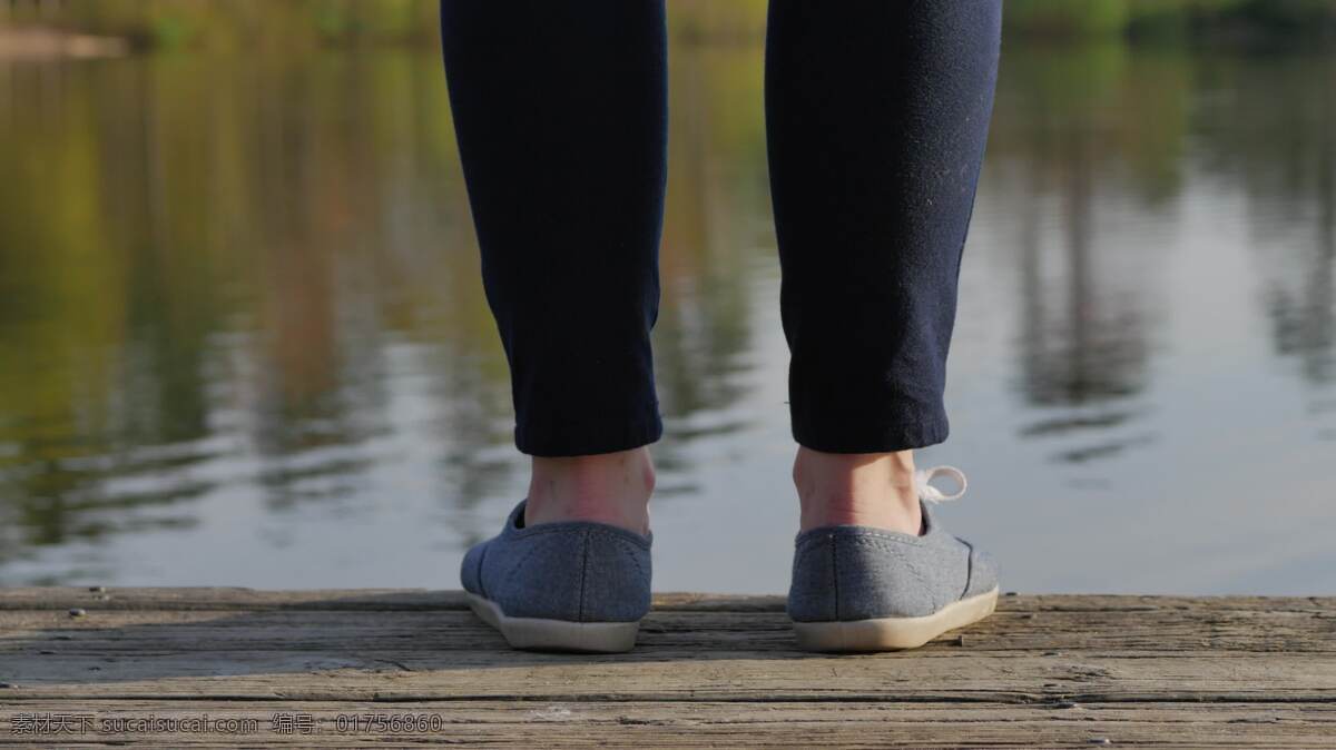 站 码头 上 女孩 自然 人 木板路 女人 脚 鞋 腿 站立 边缘 水 水边 湖 池塘 女性的 高跟鞋 艺术的 旅行 假期 宁静 安宁 和平