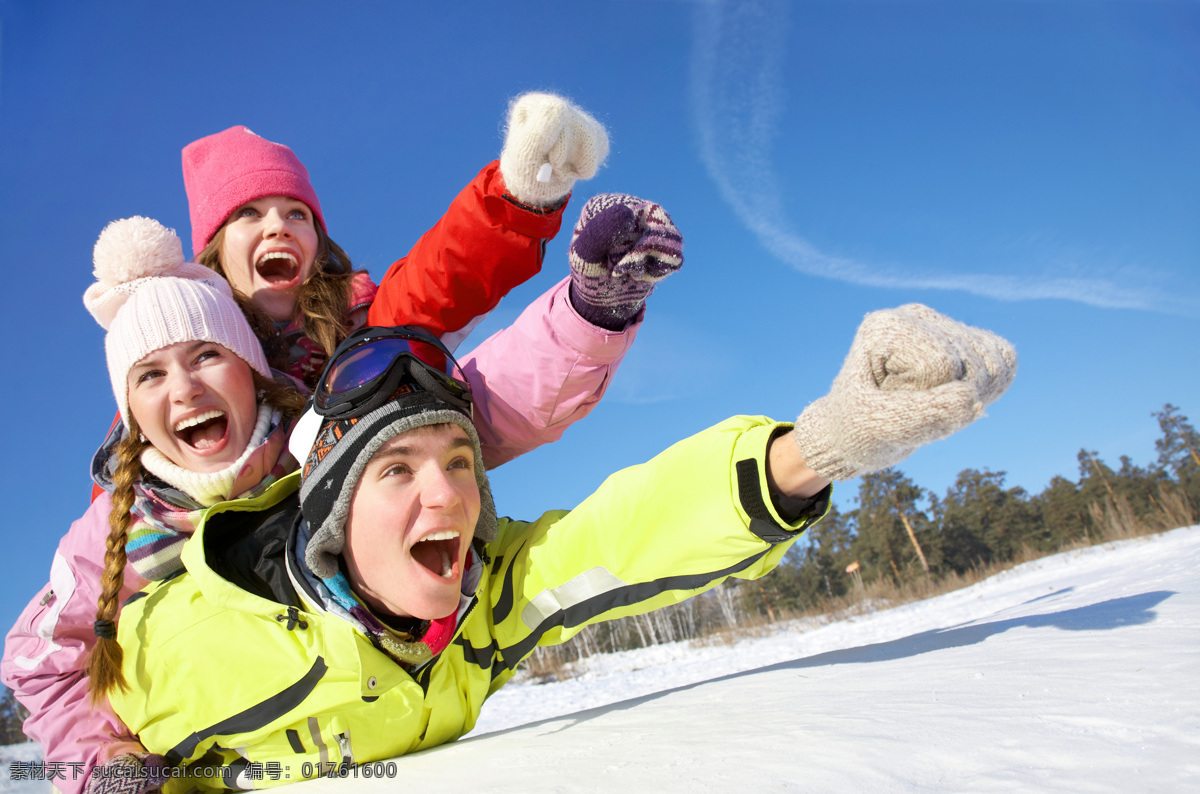 开心 外国 人物 雪地 地发景 树 趴着 滑雪 蓝天 运动 体育运动 生活百科