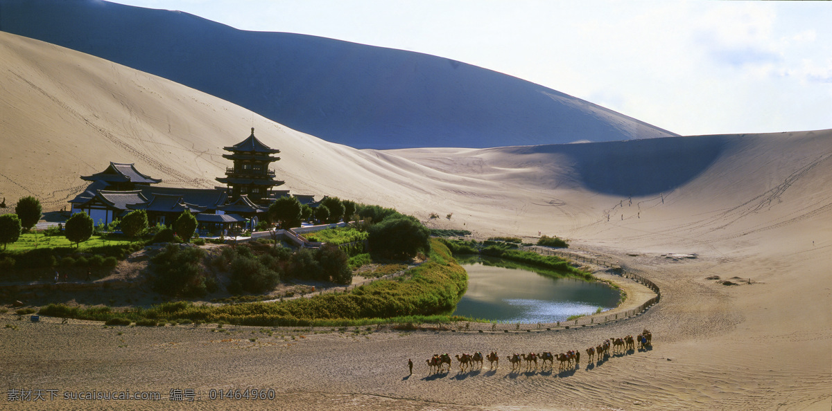 月牙泉 鸣沙山 敦煌 骆驼 驼队 旅游景点 山峦 绿树 建筑 蓝天 白云 人文景观 旅游摄影