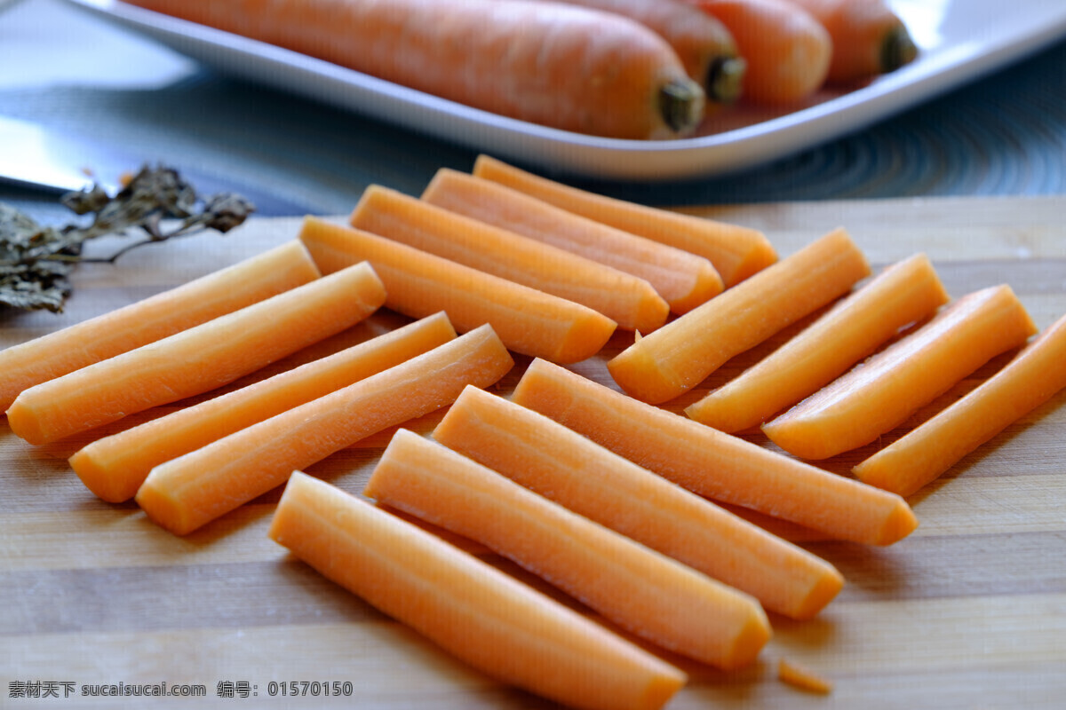 红萝卜切片 红萝卜条 红萝卜 蔬菜 新鲜蔬菜 餐饮美食 胡萝卜 案板 上 棕色