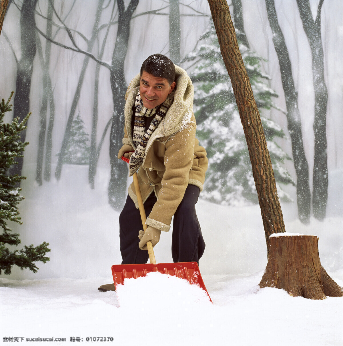 清理 雪 男人 冬天风景 雪地 外国家庭 外国人物 幸福 家庭人物 男性 生活人物 人物图片