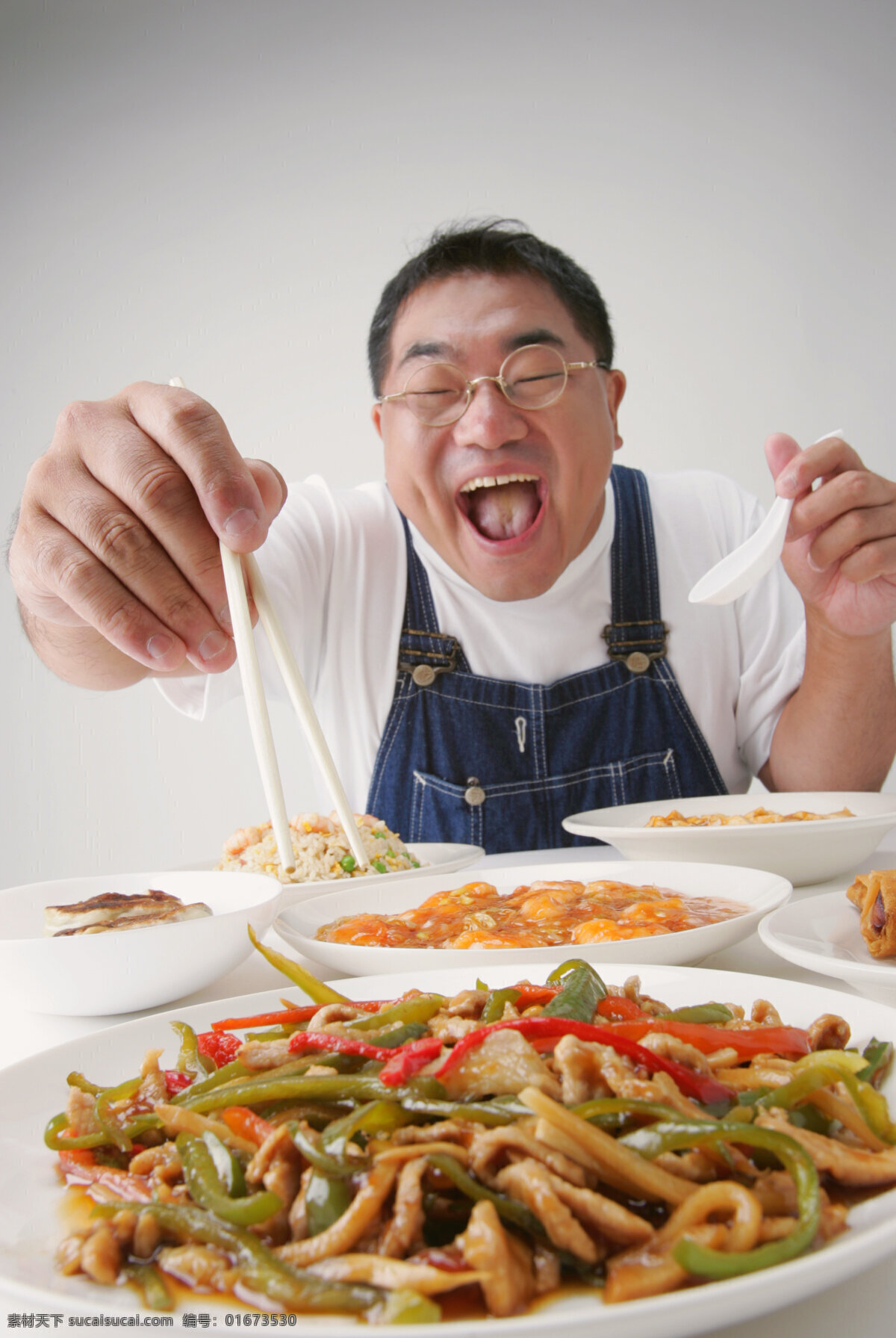 正在 吃 午饭 男人 食物 美味 可口 诱人 陶醉 高兴 夸张表情 炒菜 青椒肉丝 南瓜 炒饭 筷子 勺子 生活人物 人物图片