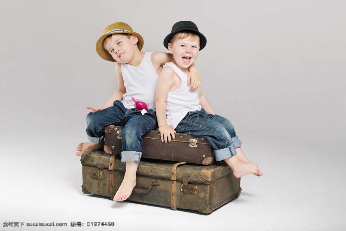 坐在 行李箱 上 小 男孩 小男孩 外国男孩 外国儿童 快乐儿童 小孩子 儿童图片 人物图片