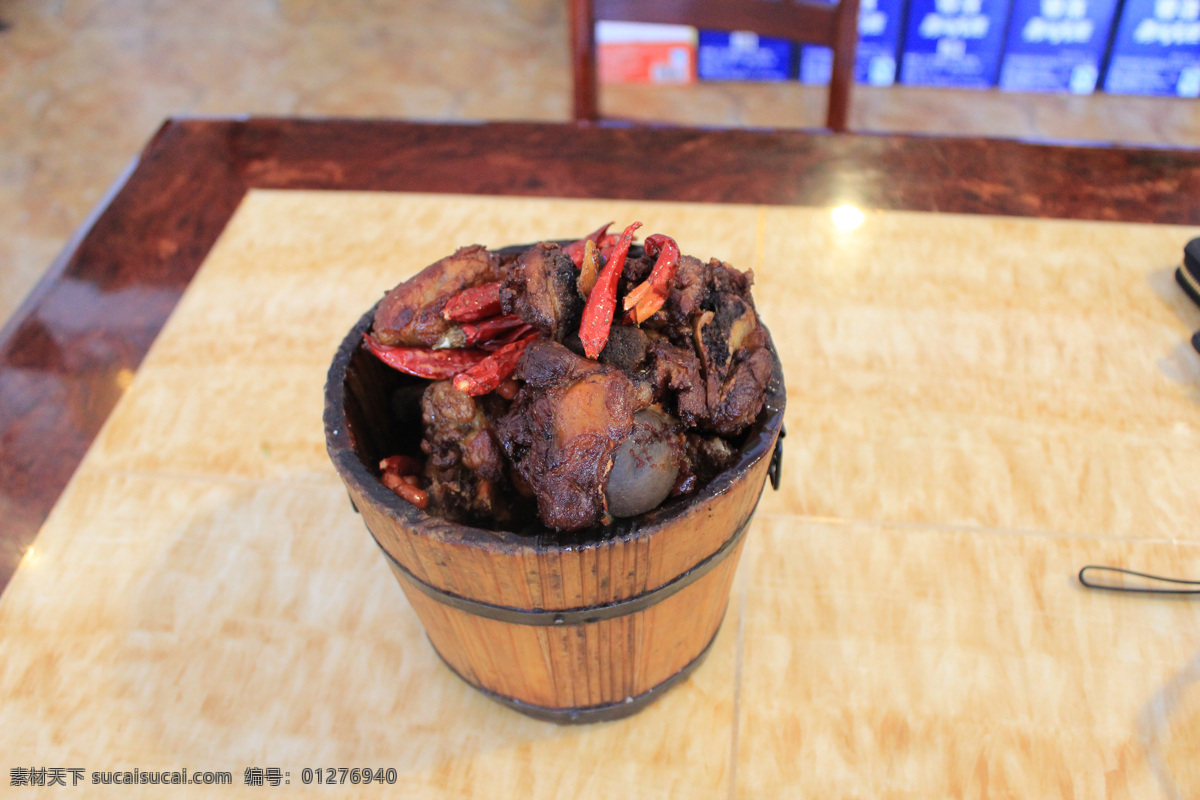 木桶骨头煲 木桶 骨头煲 骨头 桶骨 辣椒 椒盐 香辣 传统美食 餐饮美食