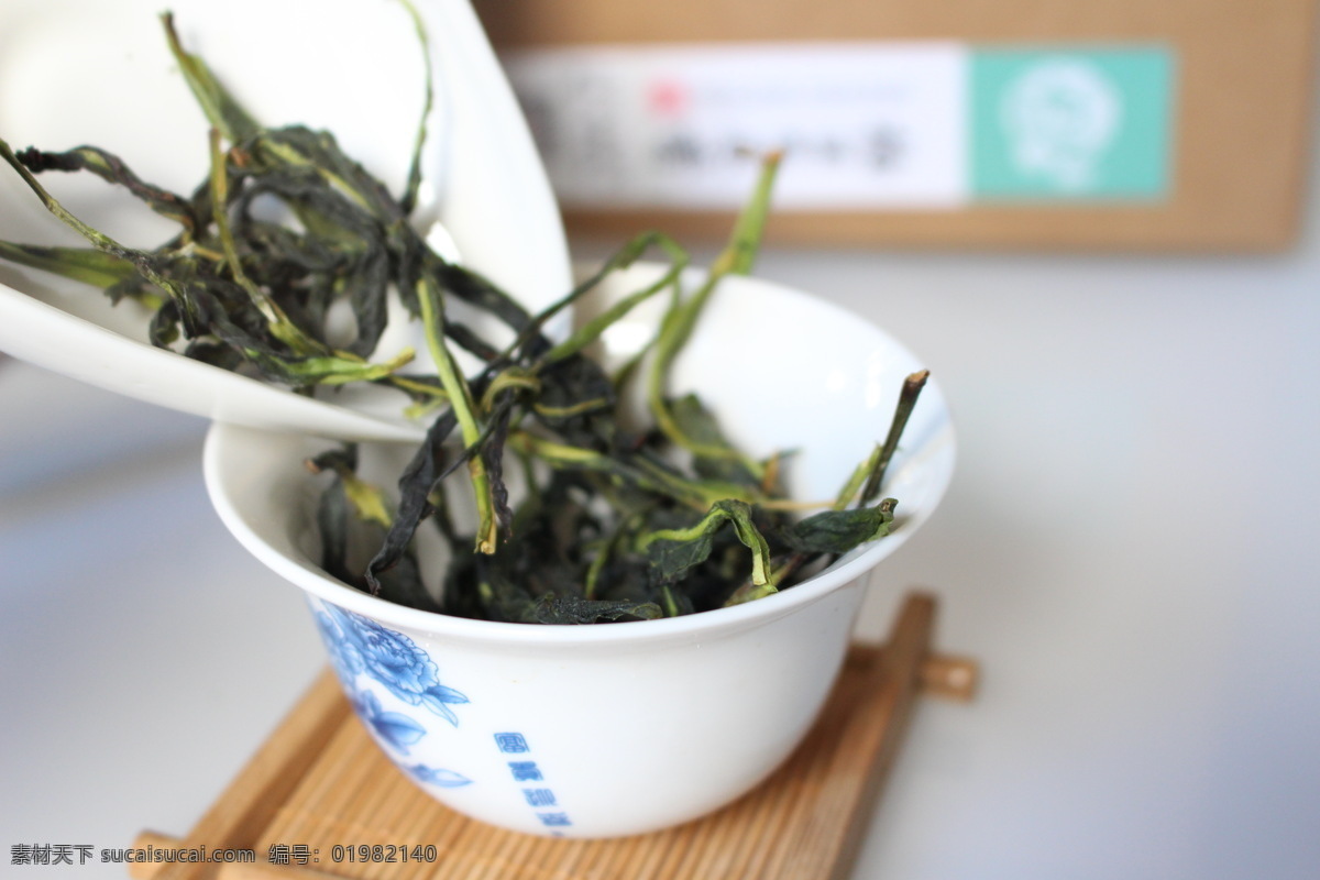 抽湿鸭屎香 凤凰单枞茶 潮汕茶 鸭屎香 白叶单枞茶 泡茶 冲茶 茶菜 茶汤 茶叶 茶 功夫茶 清香型 茶叶摄影图 餐饮美食 食物原料