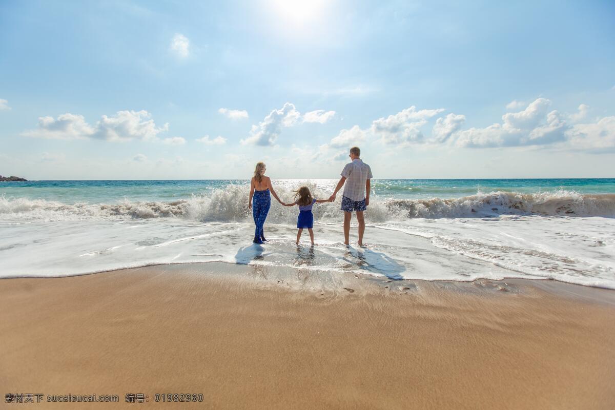 海边度假 家庭 三口之家 海边 浪花 海浪 沙滩 海洋 人物图库 日常生活