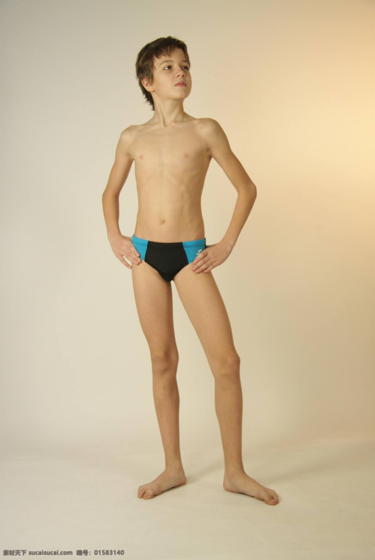 穿着 游泳 短裤 男孩 泳装 姿势 室内 游泳裤 外国男孩 西方男孩 少年儿童 三角裤 正面 模特 小模特 体育运动 文化艺术