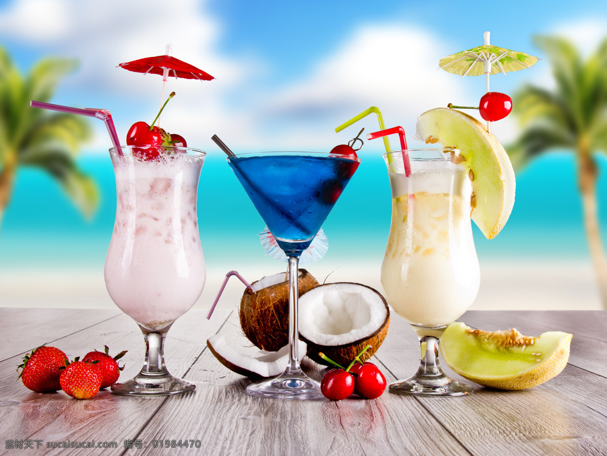 木板 上 果汁 冷饮 水果 草莓 樱桃 椰壳 哈密瓜 椰子树 蓝天 白云 大海 酒类图片 餐饮美食