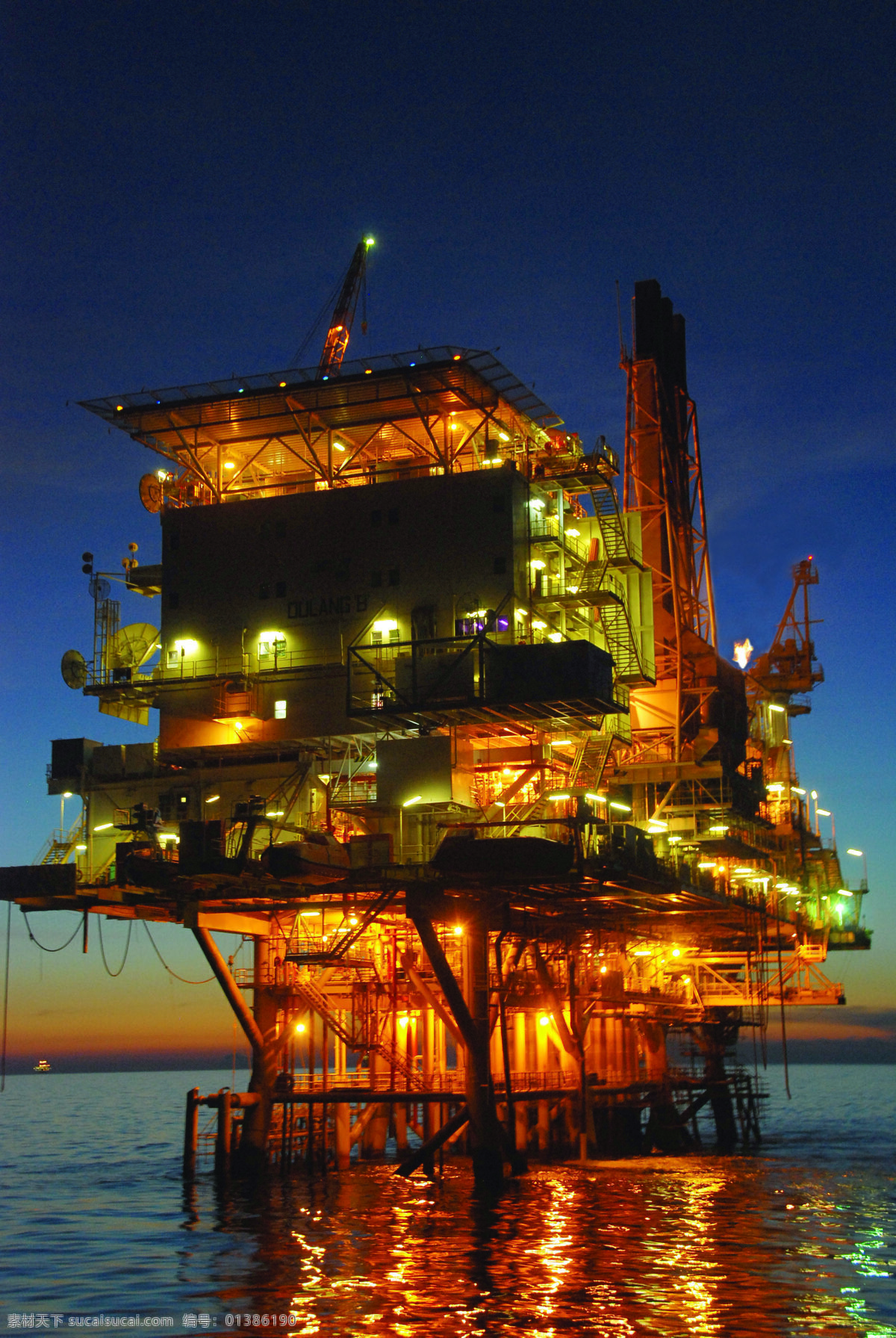油井平台夜景 海面 夜景 海上石油平台 海底资源 钻油井 大海 石油 开采 钻油井平台 石油开采图集 工业生产 现代科技
