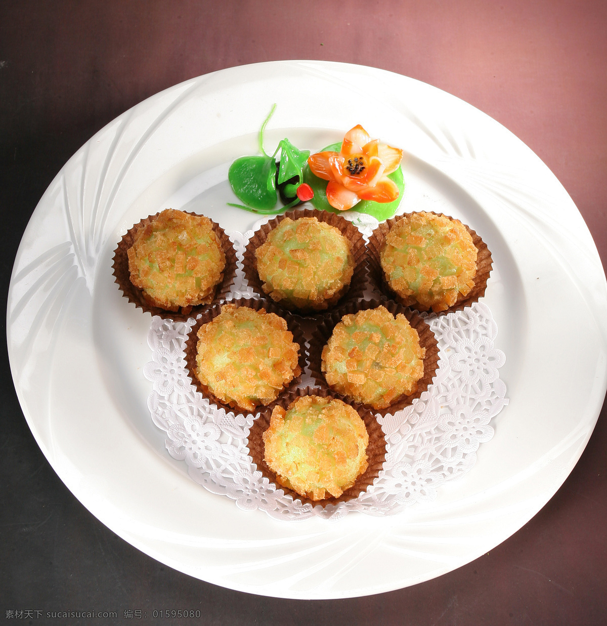 榴莲酥点心 榴莲酥 装饰花 盘子 花纹纸 高清 拍摄图片素材 餐饮美食 传统美食 白色