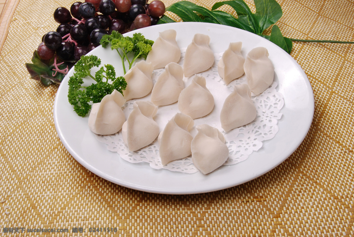 水饺 生的水饺 手工饺 饺子 羊肉饺 牛肉饺 猪肉白菜饺 韭菜饺 玉米饺 中餐美食 菜式图片 传统美食 餐饮美食
