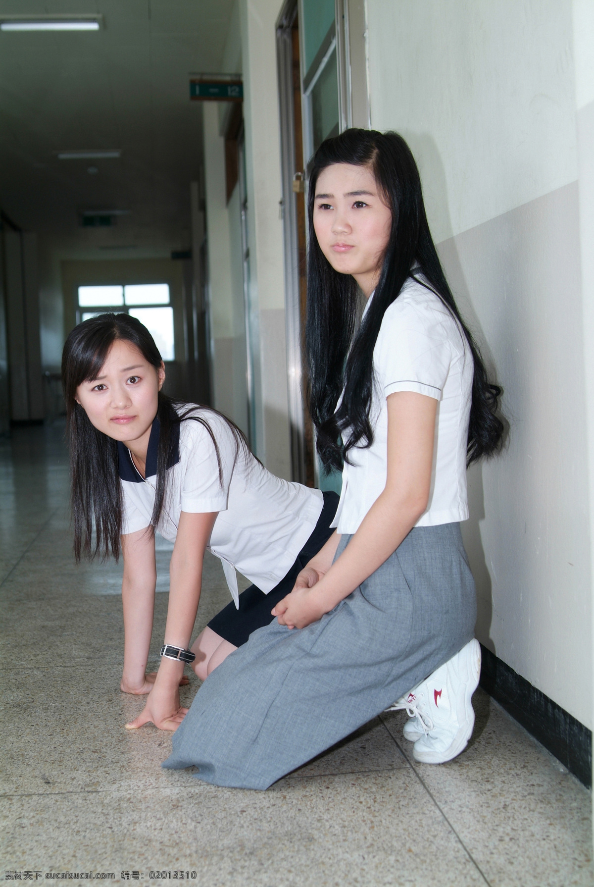 学校 走廊 里 可爱 女生 女孩 青少年 朝气 学生 韩国 长发女生 微笑 搞怪表情 朋友 友谊 教育 校服 校园文化 摄影图 高清图片 生活人物 人物图片