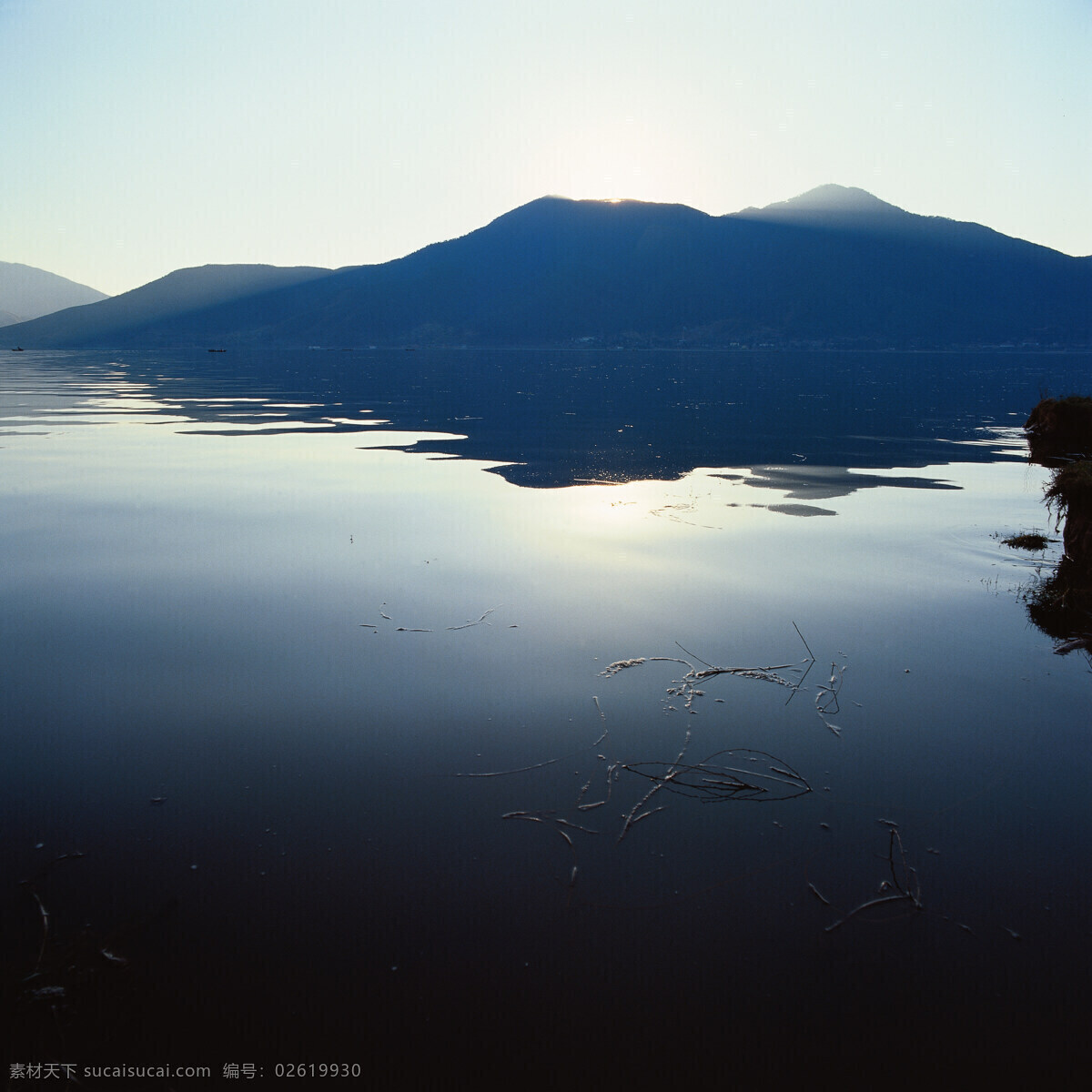 高山 河流 景观 天空 蓝天 阳光 湖水 湖面 树枝 景色 高清图片 山水风景 风景图片