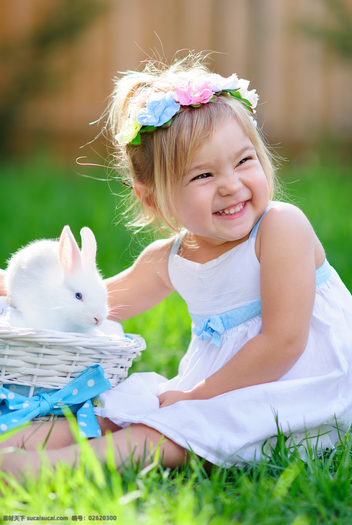 草丛 上 抱 兔子 女孩 儿童 可爱 儿童图片 人物图片