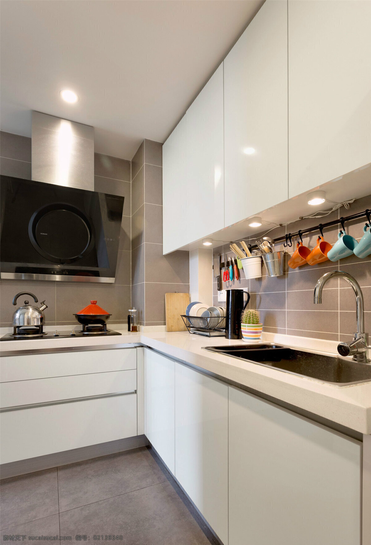 简约 厨房 白色 吊柜 装修 效果图 白色橱柜 灰色地板砖 洗菜盆 灶具