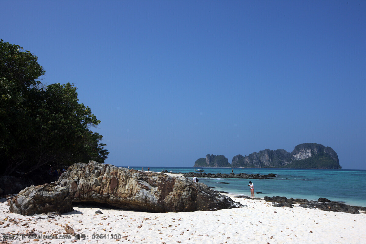 国外 旅游 海滩 照片 国外旅游 蓝天 旅游摄影 沙滩 岩石 psd源文件