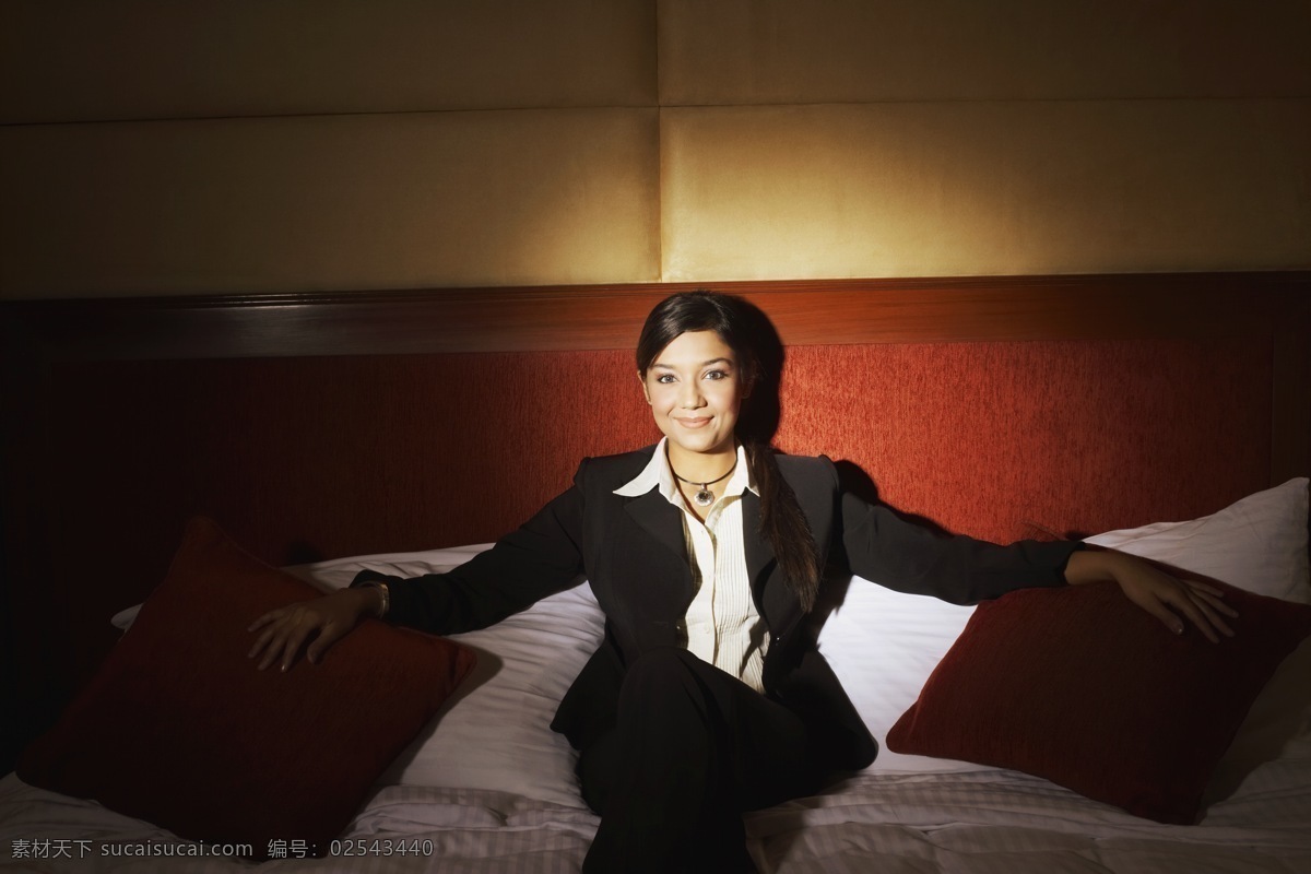 高级酒店 床上 坐 职业女性 酒店 总统套房 卧室 床 女人 外国女人 坐着 开心 舒适 高清图片 现代商务 商务金融