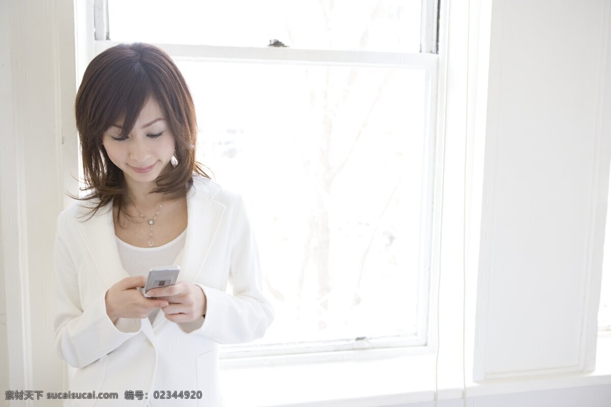 正在 发 短信 女性 人物 职业女性 商务 白领 手机 看手机 发短信 微笑 商务人士 人物图片