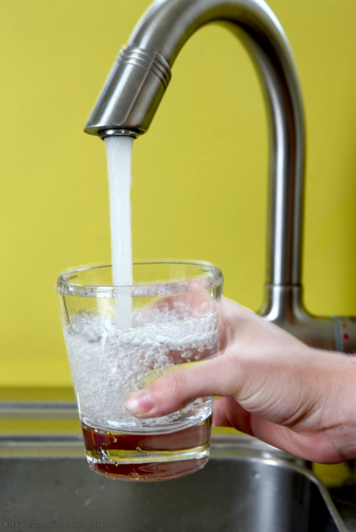 家居生活 居家生活 生活百科 水杯 水龙头 特写 接水 手拿杯子 矢量图 日常生活
