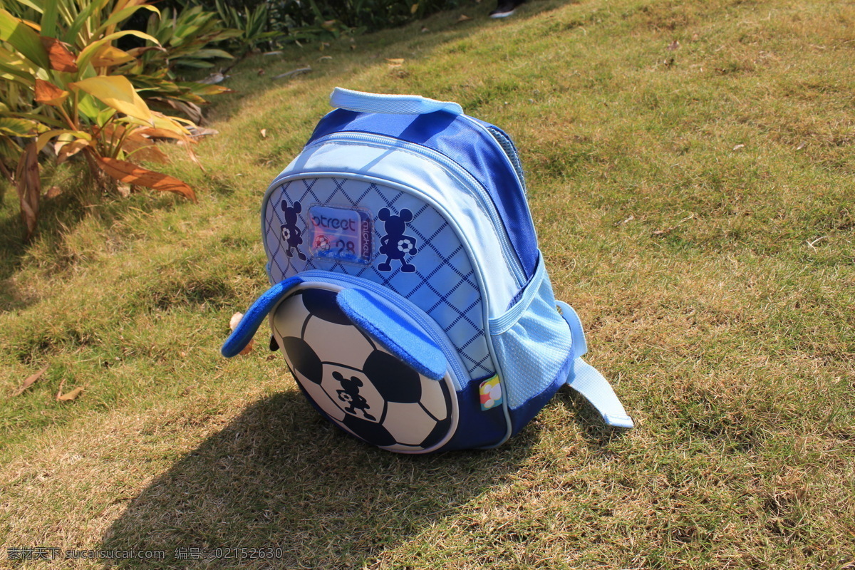 儿童 足球 书包 背包 草地 生活百科 生活素材 儿童足球书包 矢量图 日常生活