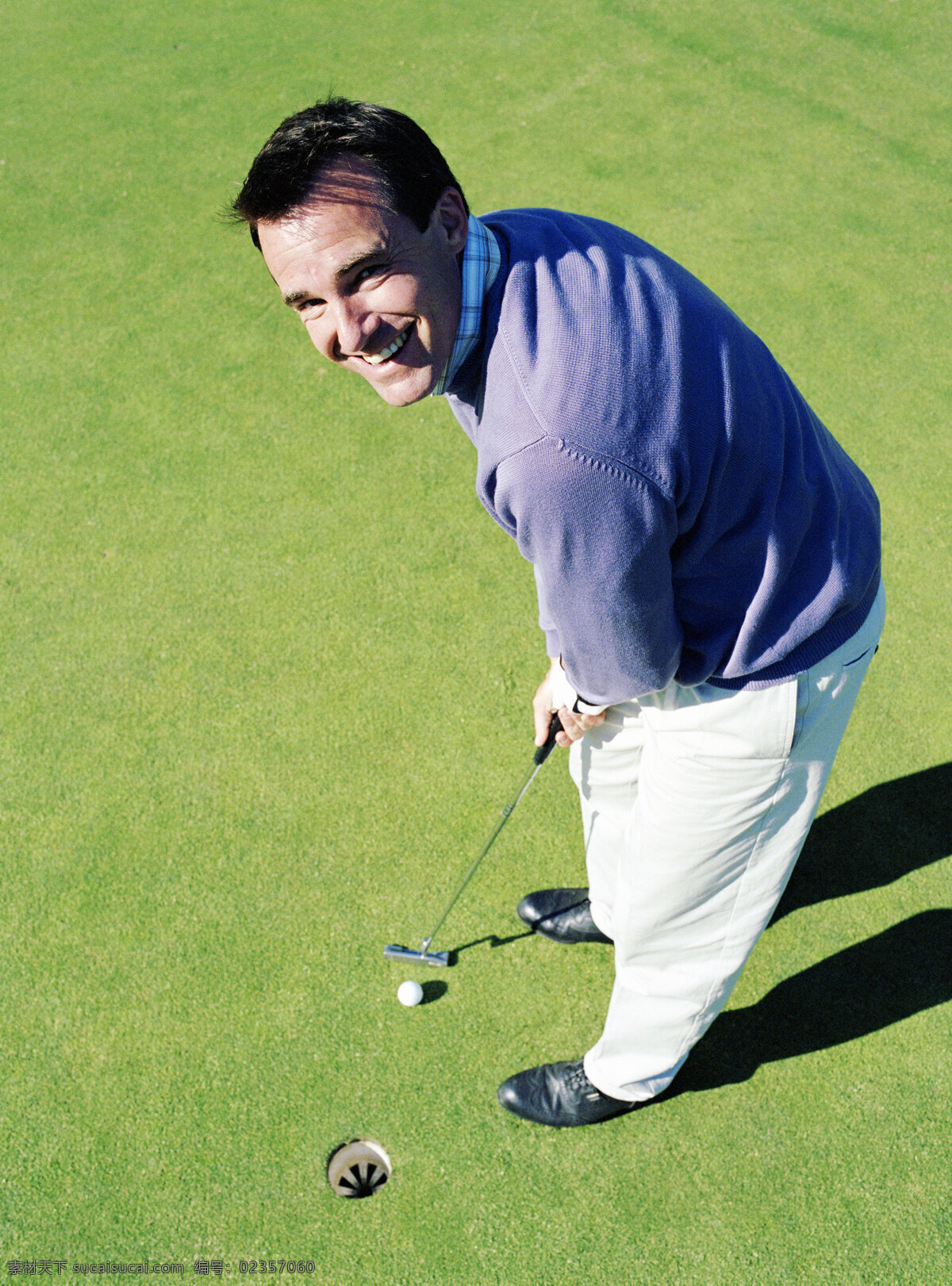 高尔夫球 微笑 男人 打高尔夫球 高尔夫球杆 高尔夫球场 贵族运动 休闲运动 尊贵运动 男性 外国人物 体育运动 生活百科 绿色