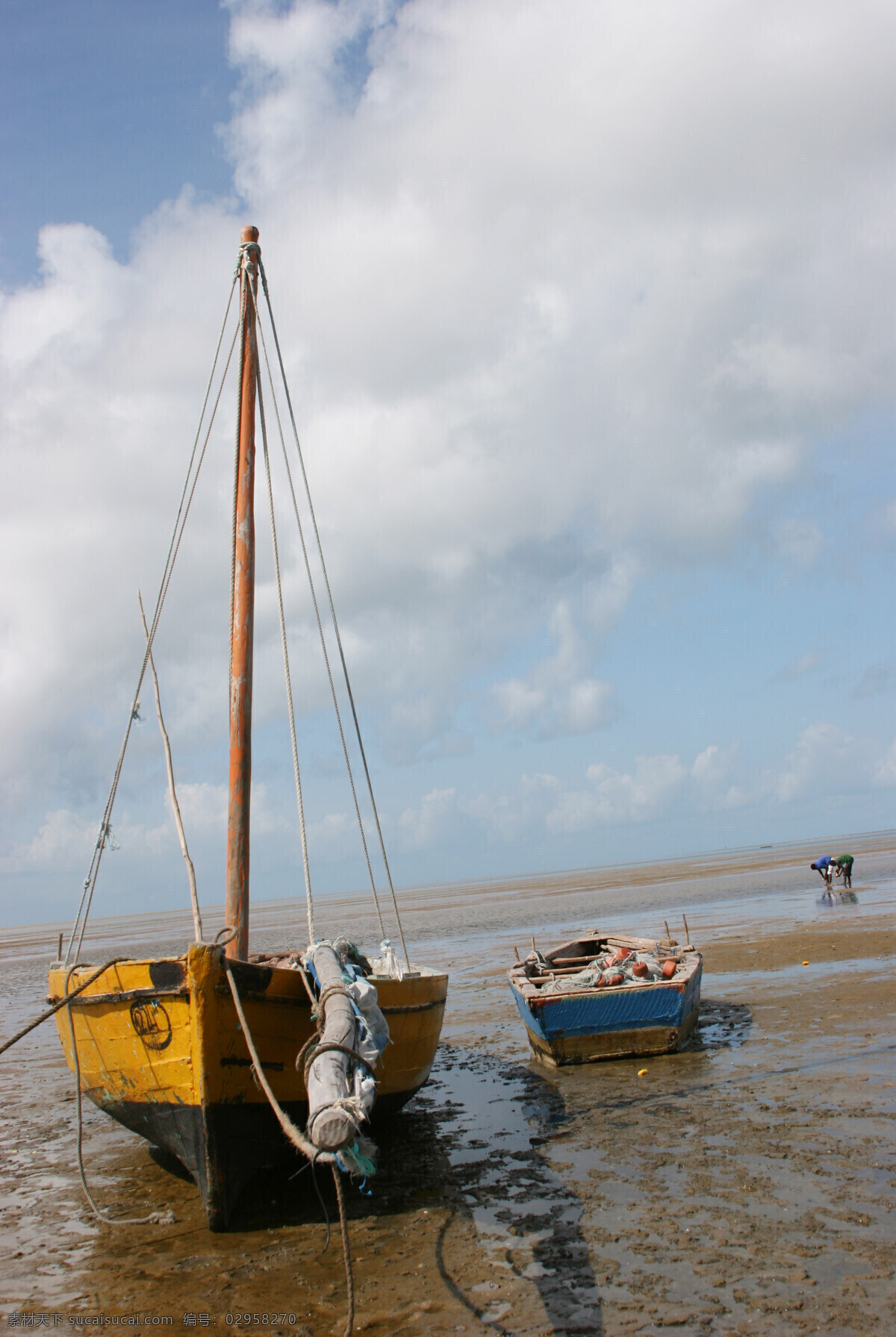小渔船 渔船 小船 船只 海边 沙滩 海滩 海岸 交通工具 现代科技