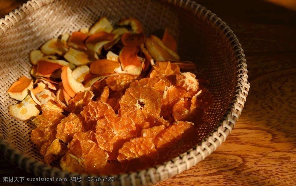 橙子果干 橙子 橙皮 果干 水果 橙色 深色调 竹编筐 阳光 餐饮美食 食物原料