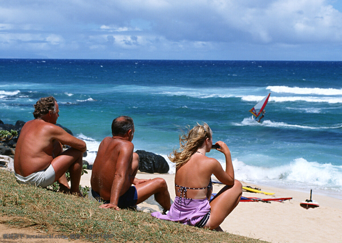 坐在 沙滩 上 人 旅游 风景区 夏威夷 夏威夷风光 悠闲 假日 旅客 碧海蓝天 浪花 坐着 大海图片 风景图片