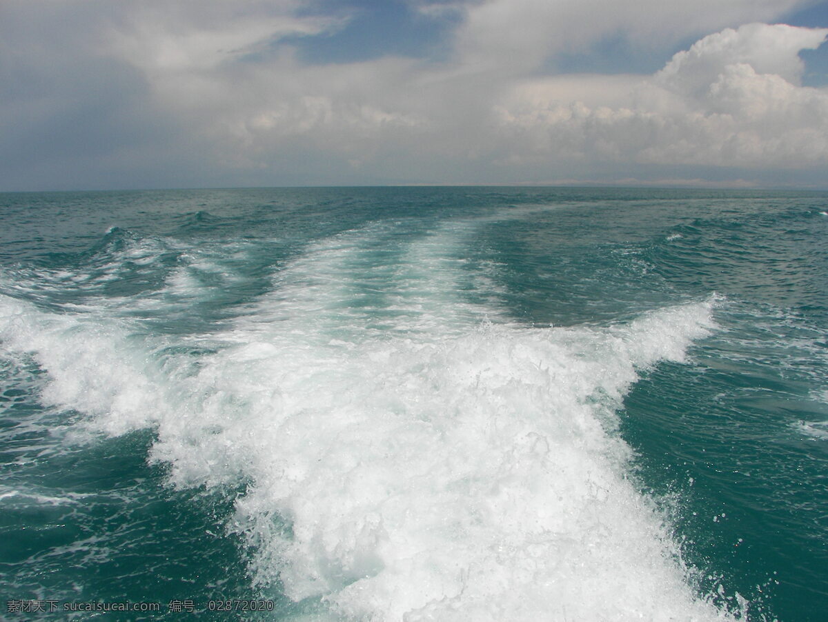 美丽的海浪 青海湖 乘船 时 船舷 后部 浪花 灰色