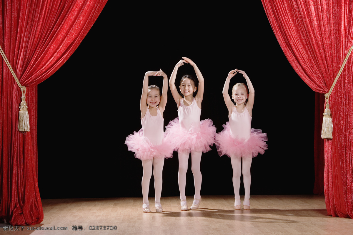 舞台 上 跳 芭蕾 小女孩 女孩 小演员 舞蹈演员 跳舞 艺术 舞步 芭蕾舞 表演 裙子 动作 优美 舞姿 认真 举手 儿童图片 人物图片