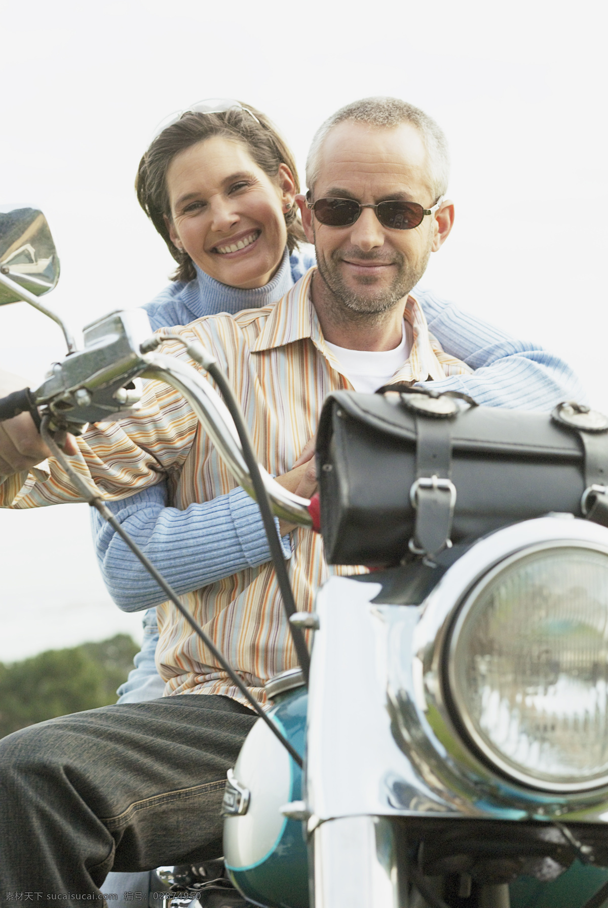 摩托 车上 情侣 外国情侣 亲密 爱人 摩托车 行驶 微笑 生活人物 人物图片