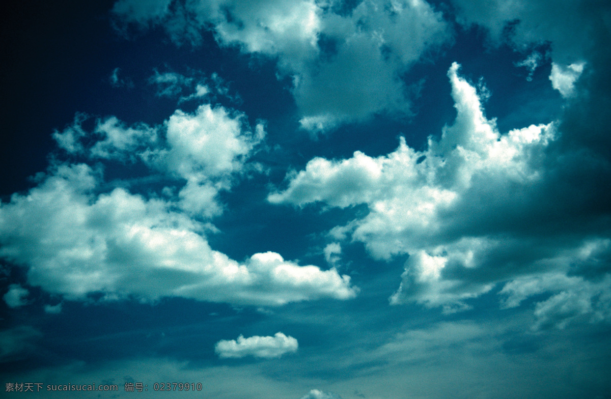 天空 中 漂浮 云朵 蓝天 蓝色天空 云彩 朵朵 白云 蔚蓝天空 风景图片 摄影图片 天空图片