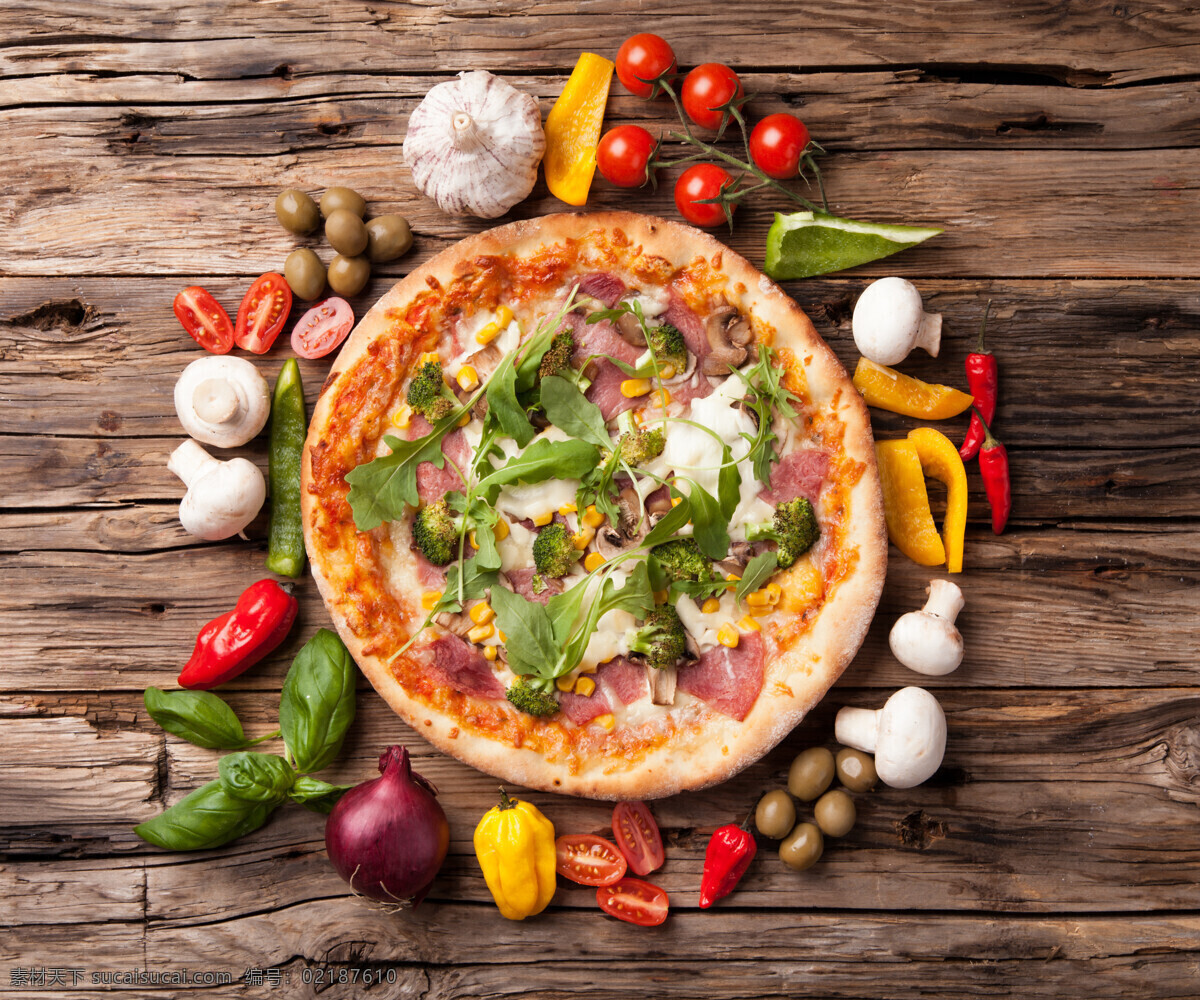 木板 上 蔬菜 披萨 番茄 西红柿 香菇 洋葱 橄榄 意大利披萨 国外美食 美味 食物摄影 外国美食 餐饮美食
