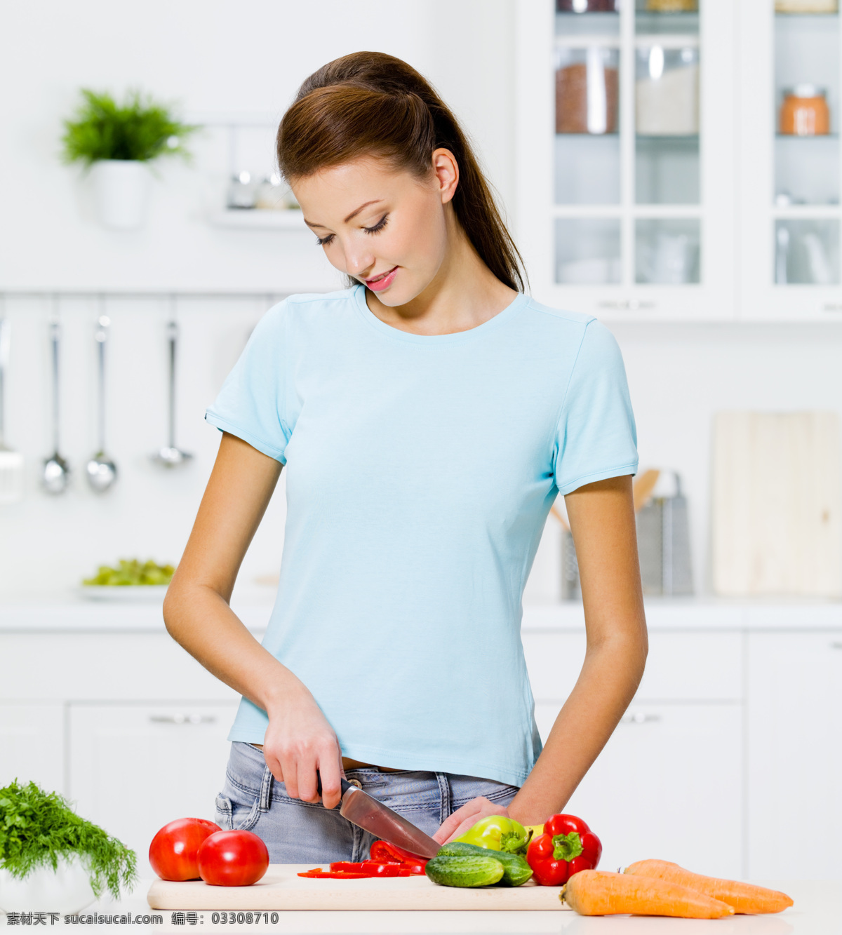 切 菜 美女图片 外国女性 女人 厨房 做菜 切菜 蔬菜 蕃茄 西红柿 黄瓜 胡萝卜 生活人物 人物图片