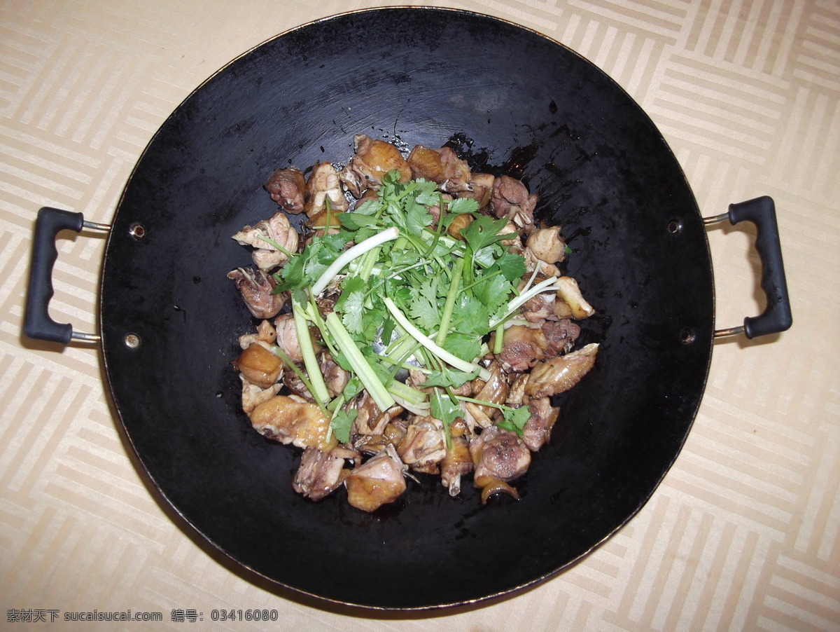 鸡肉 锅底 餐饮美食 餐桌 传统美食 火锅 青菜 小火锅 鸡肉锅底 铁锅 psd源文件 餐饮素材