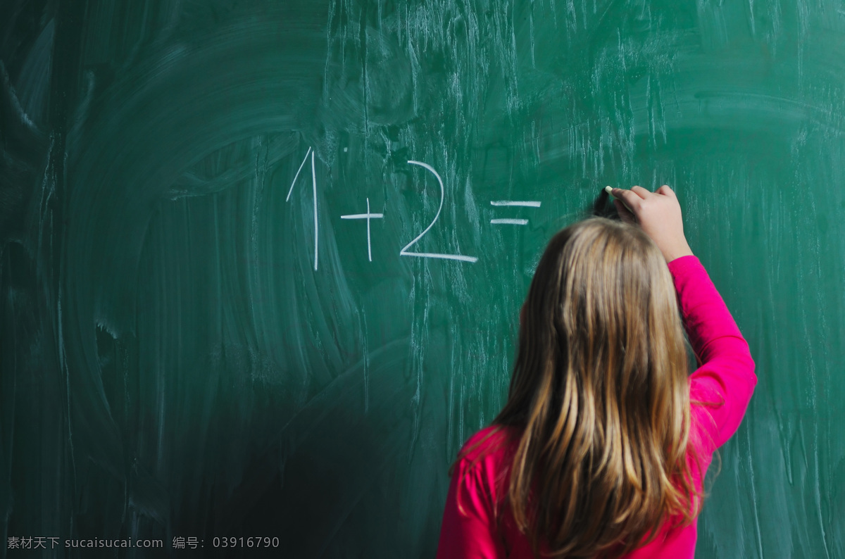 黑板 上算 数学题 小女孩 学习教育 小学生 女生 小孩子 小男生 外国儿童 儿童图片 人物图片