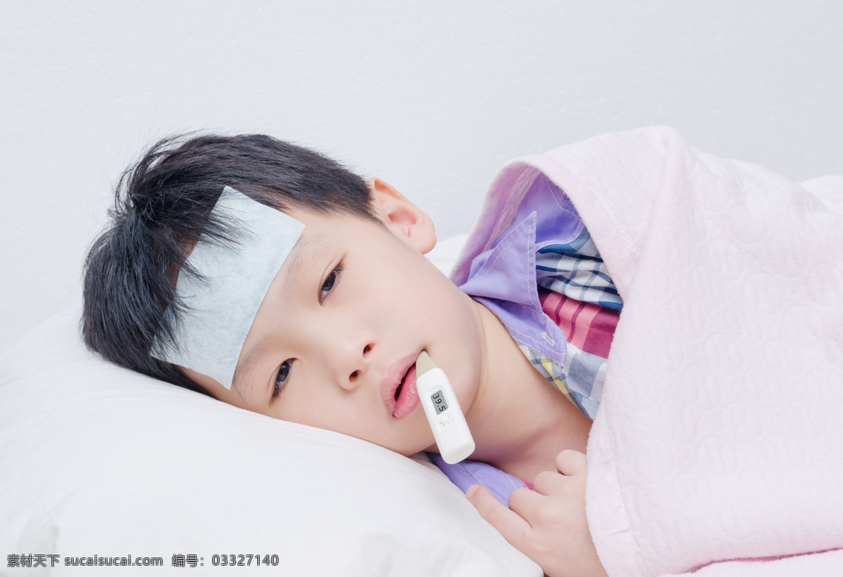 感冒 中国 小 男孩 生病 小孩 小女孩 发烧 测试体温 口腔测体温 体温计 难过 人物图库 儿童幼儿