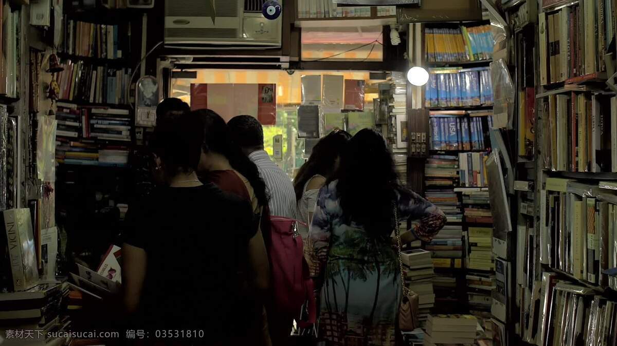 拥挤的小书店 随机对象 书 印度 文学 书店 人 文化 书架 亚洲 india17 风扇 吊扇 热的 热 忙碌的 阅读