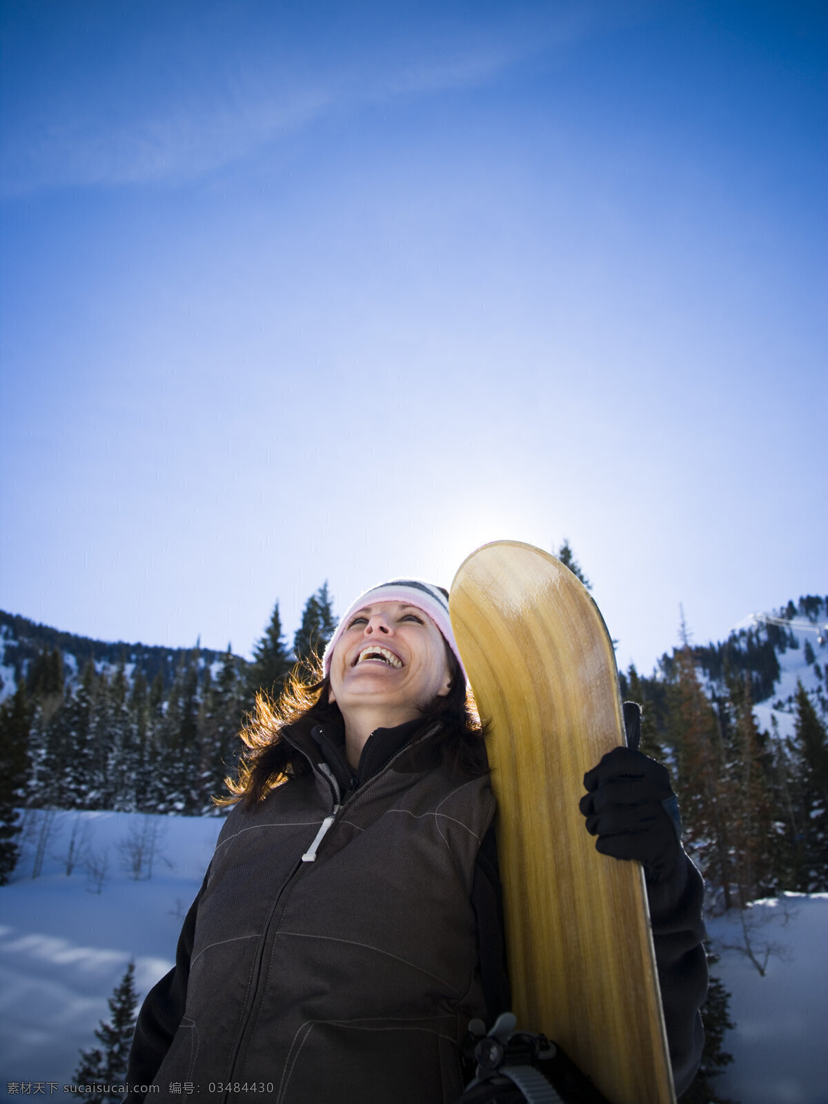 手 滑雪板 灿烂 微笑 女性 滑雪 滑雪场 运动 滑雪服 滑雪工具 滑雪图片 生活百科