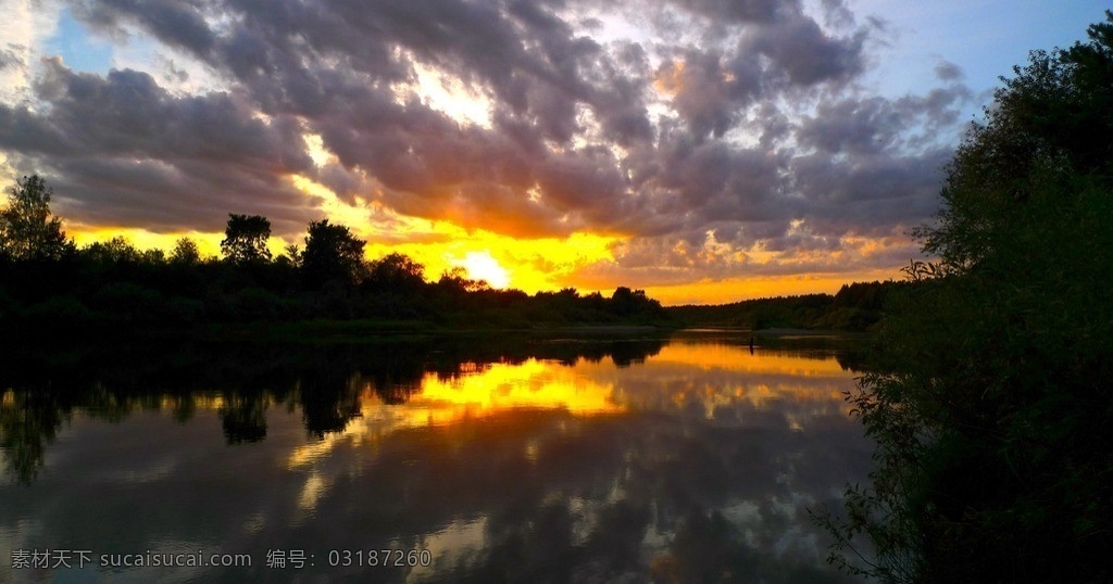 贝加尔湖 日落 风光 湖泊 湖面 微波荡漾 太阳西坠 金色光芒 透云照射 岸绿 树林 景色如画 自然风光摄影 自然景观 自然风景