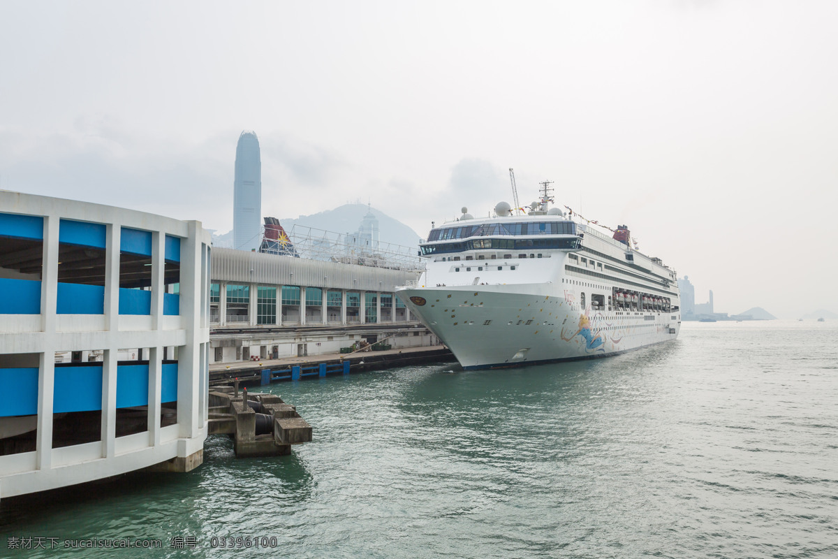 靠岸 游轮 客轮 轮船 运输 航海 海运 船 大船 船舶 交通工具 轮船图片 现代科技