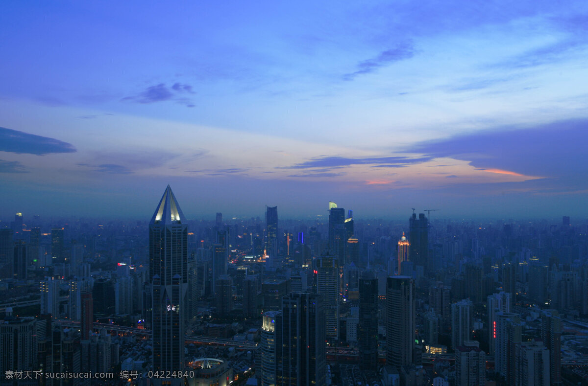 上海 黄昏时分 浦西 市中心 俯瞰 余辉渐离 明暗交加 多彩天空 城市建筑 高楼林立 道路 灯光渐亮 格外美丽 蓝天 云彩 城市景观 繁华都市 著名旅游景点 上海風光 国内旅游 旅游摄影