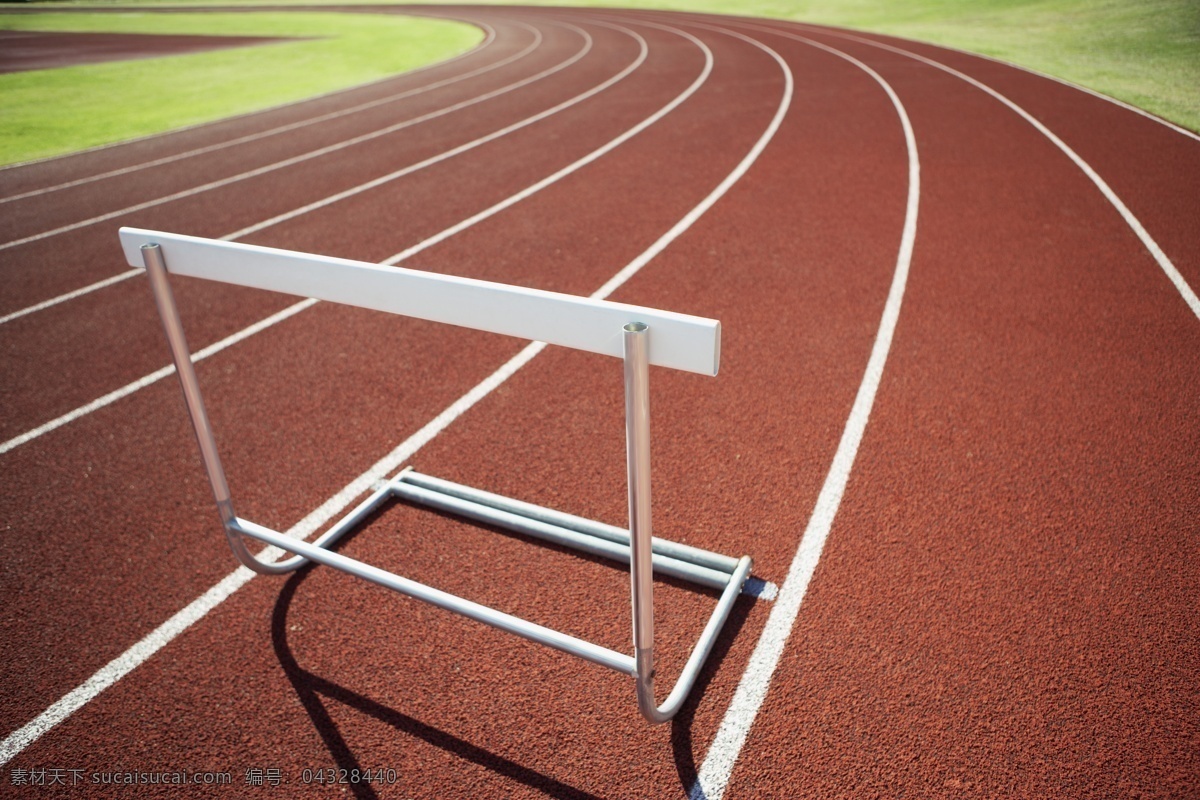 跨栏 跑道 高清 体育运动 体育项目 体育比赛 摄影图 高清图片 生活百科 棕色