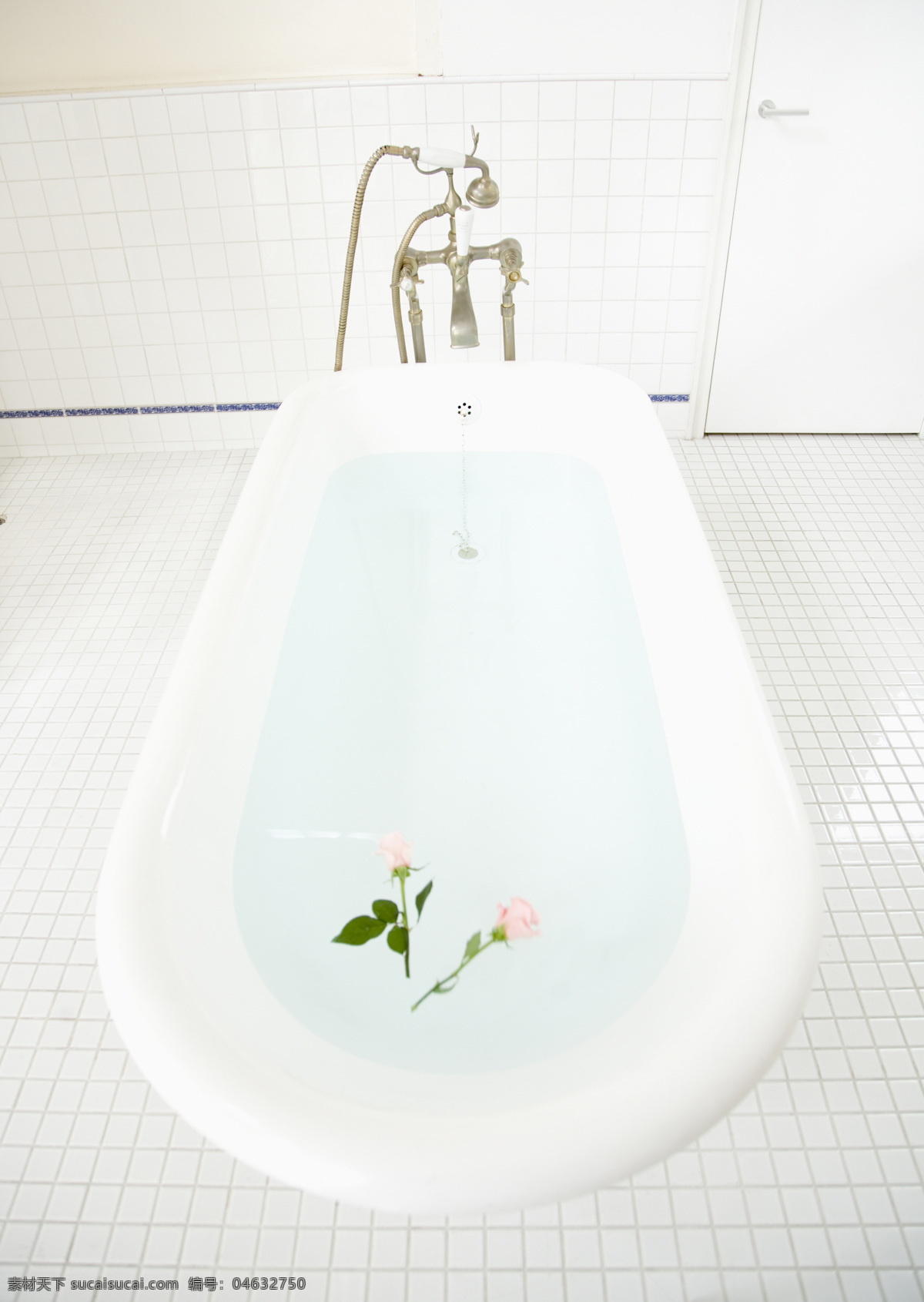 浴缸 盛水的浴缸 沐浴室 厕所 居家生活 生活素材 生活百科