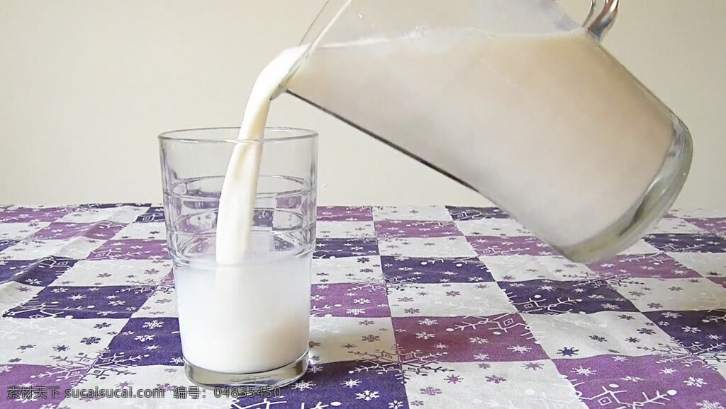 动态 桌子 上 玻璃杯 里 倒 牛奶 视频 实拍 倒牛奶 饮料