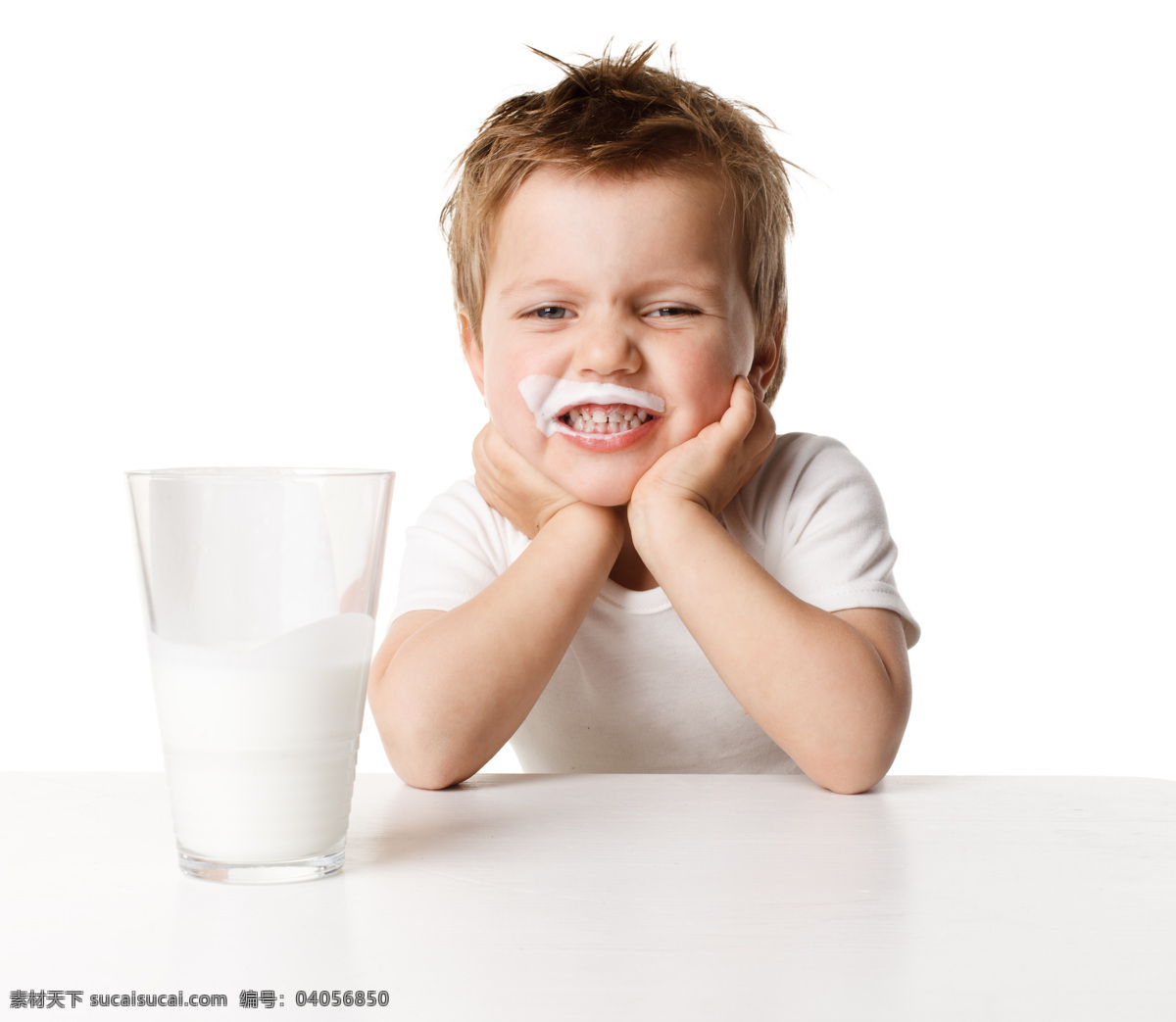 可爱的小女孩喝牛奶图片下载 - 觅知网